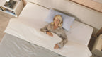 Mujer durmiendo en la almohada Emma Microfibra Elite