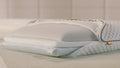 Almohada Emma Original Confort de microfibra sobre una cama