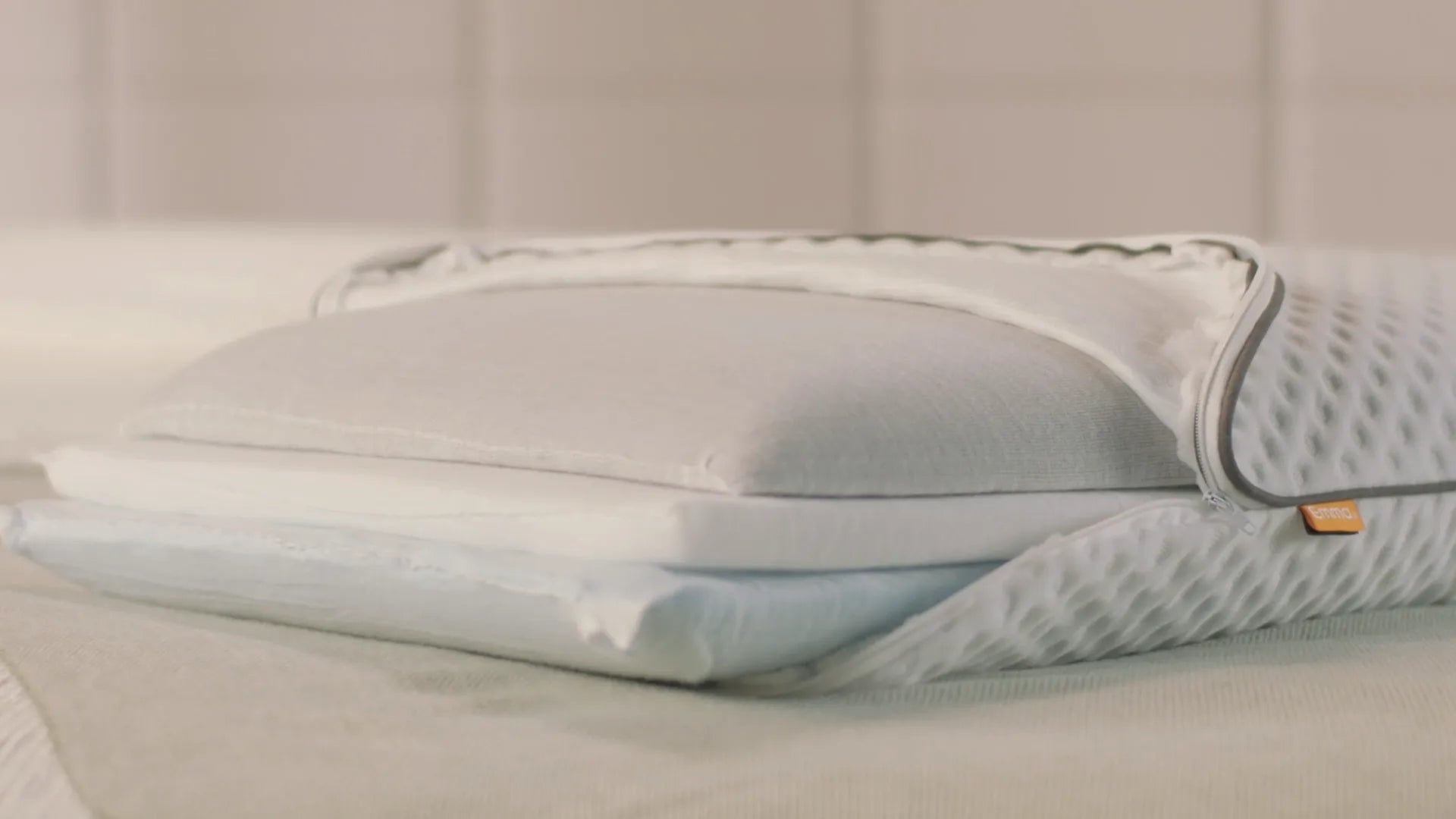 Almohada Emma Original Confort de microfibra sobre una cama