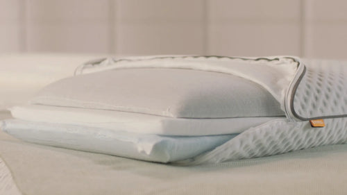 Almohada Emma Original Confort de microfibra sobre una cama