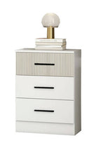 Mesita de noche Allo de 3 cajones, 46 × 36 × 66 cm - Blanco / cajón rayas gris