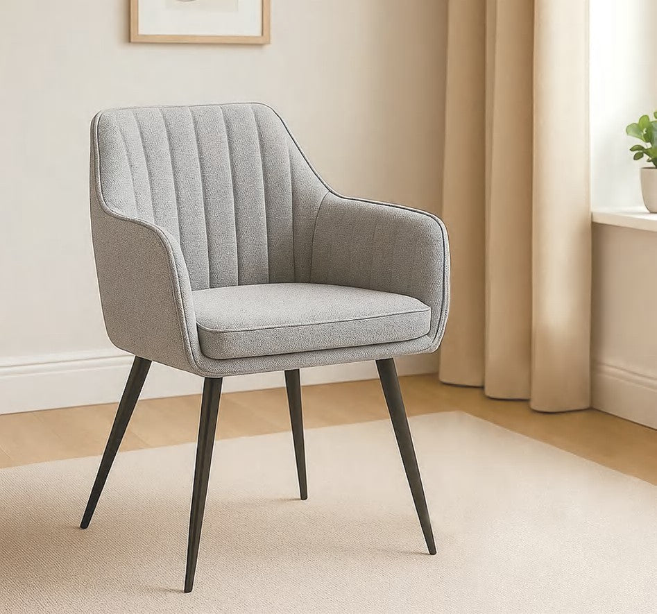 Sillón de comedor Biurrun con costuras verticales en el respaldo